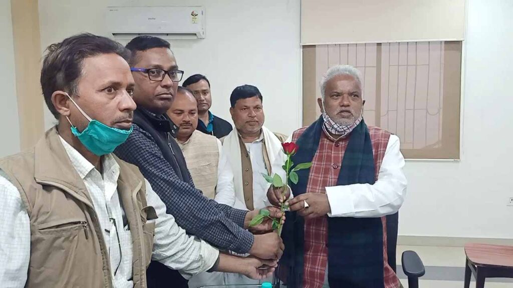 मंत्री श्रवण कुमार को कार्यकर्ताओं ने गर्मजोशी से किया स्वागत मंत्री श्रवण कुमार को कार्यकर्ताओं ने गर्मजोशी से किया स्वागत
