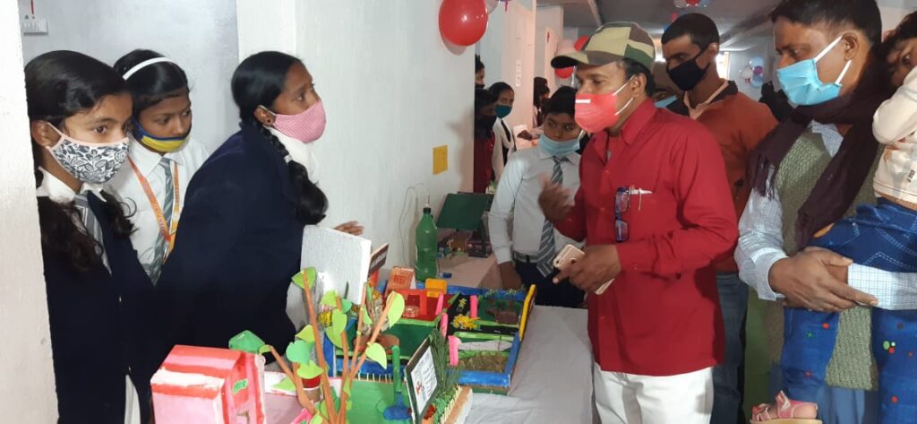 कला एवं विज्ञान प्रदर्शनी में बच्चों हुनर पर मिला सम्मान कला एवं विज्ञान प्रदर्शनी में बच्चों हुनर पर मिला सम्मान